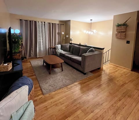 Cozy inviting living space w/SmartTV perfect for relaxing/enjoying a movie night