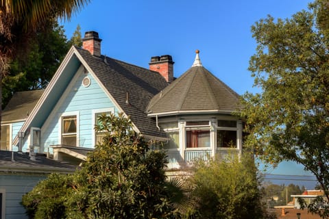 Room, 1 Queen Bed, Shared Bathroom, Ocean View | Exterior