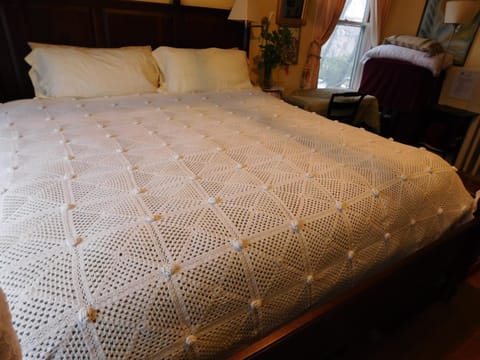 Premium bedding, desk, iron/ironing board, free WiFi