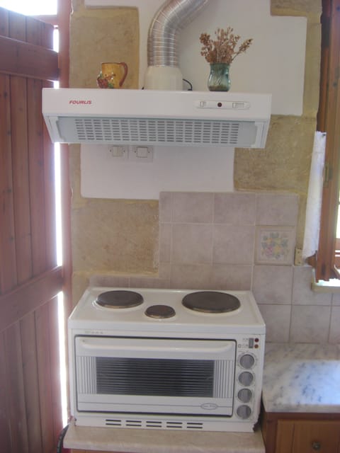 Fridge, stovetop, coffee/tea maker, electric kettle