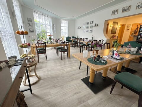 Daily continental breakfast (EUR 17.50 per person)