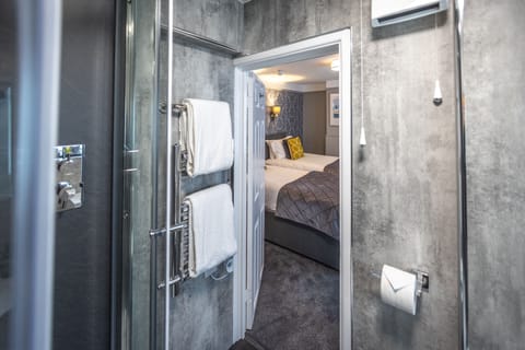 Classic Twin Room, Ensuite (Inland View) | Bathroom