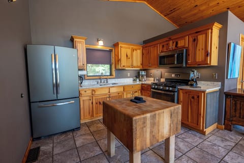 Beaver Lake Cabins | Private kitchen | Full-size fridge, microwave, oven, stovetop