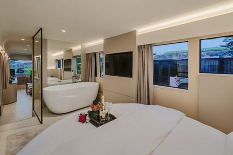 Queen Victoria | Deep soaking bathtub