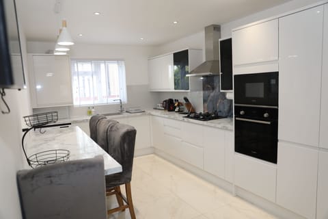Kitchen with breakfast bar 