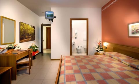 Standard Double or Twin Room | In-room safe, desk, free WiFi