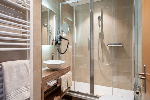 Superior Double Room | Bathroom | Hair dryer, towels, soap, shampoo