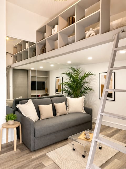 Chic Studio with Mezzanine Bed & towels