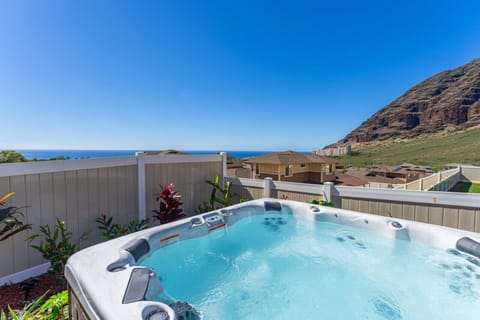 Relax in the paradise! Private 7-person premium brand hot tub with ocean view . Hot tub is cleaned and refilled for each guest.
