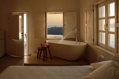 Deluxe Suite with Caldera View | 1 bedroom, in-room safe, free WiFi