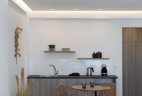 Deluxe Suite with Outdoor Mini Plunge Pool and Caldera View | Soundproofing, free WiFi