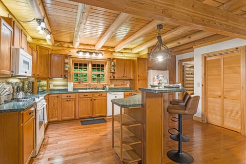 Prepare an intimate meal for few or a feast for 10 in this well appointed kitchen!