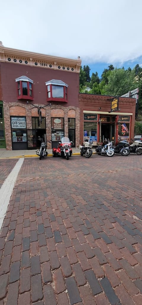Directly on Main Street- walking distance to all things Deadwood!