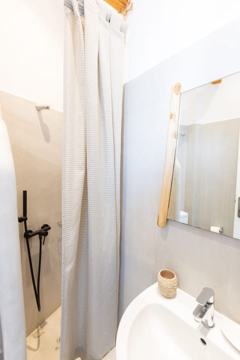 Superior Apartment, Sea View | Bathroom | Hair dryer, towels
