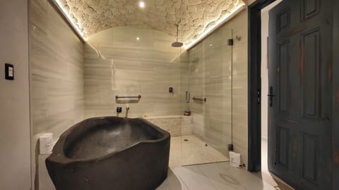 Elite Studio Suite, 1 King Bed, Balcony, Resort View | Individually decorated, individually furnished, blackout drapes