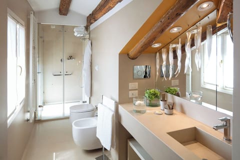 Junior Suite, Terrace | Bathroom | Rainfall showerhead, free toiletries, hair dryer, bathrobes