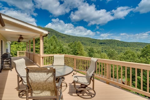 Hendersonville Vacation Rental | 3BR | 3BA | 3,400 Sq Ft | Stairs Required