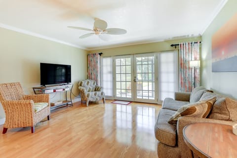 Sarasota Vacation Rental | 2BR | 2BA | 1 Entry Step | 888 Sq Ft