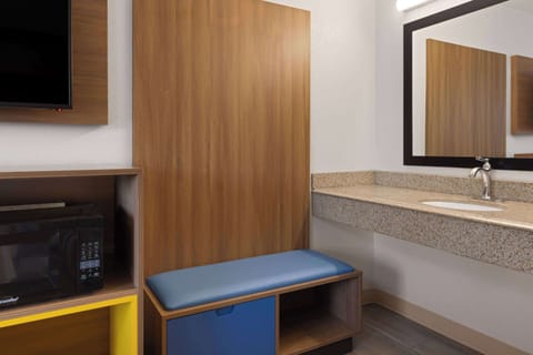 Room, 1 King Bed, Non Smoking | Free WiFi, bed sheets