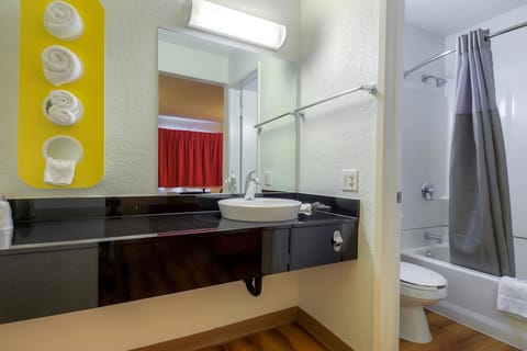 Combined shower/tub, towels, toilet paper