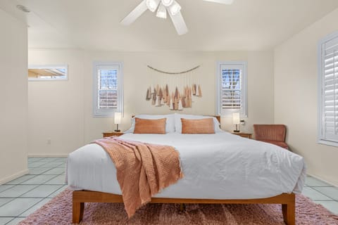 Master bedroom (King bed)