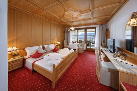 Minibar, in-room safe, desk, laptop workspace