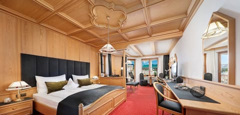 Minibar, in-room safe, desk, laptop workspace