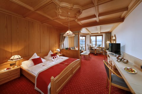 Minibar, in-room safe, desk, laptop workspace