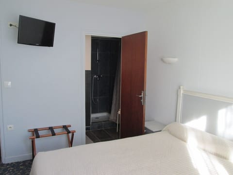 Double Room, Garden View | Desk, free WiFi, bed sheets