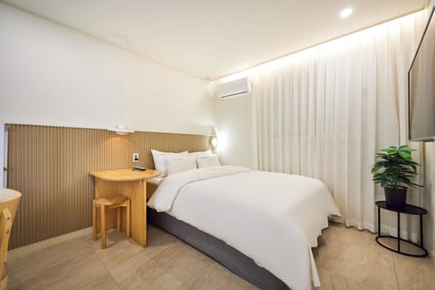 Deluxe Double Room - Laundry & Fridge foods & Netflix + You tube available / 95% down bedding | Egyptian cotton sheets, premium bedding, down comforters