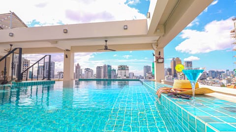 2 outdoor pools