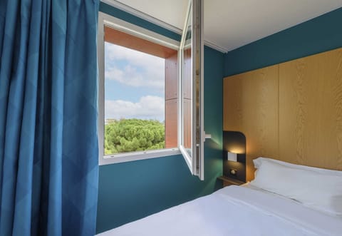 Desk, soundproofing, free WiFi, bed sheets