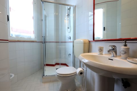 Superior Apartment, 1 Bedroom, Terrace, Sea View | Bathroom