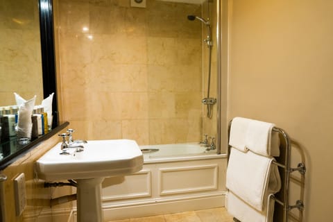 Standard Room | Bathroom | Combined shower/tub, designer toiletries, hair dryer, bathrobes