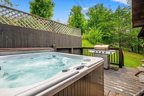 Sevierville-Cabin-Mountain-Sounds-Exterior-Hot-Tub