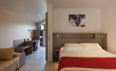 Double Room, 1 Queen Bed, Non Smoking, Terrace | Premium bedding, minibar, in-room safe, desk