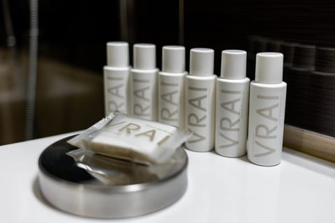 Shower, rainfall showerhead, free toiletries, hair dryer