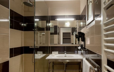 Shower, rainfall showerhead, free toiletries, hair dryer