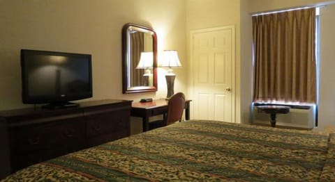 Room, 1 King Bed | Desk, free WiFi, bed sheets