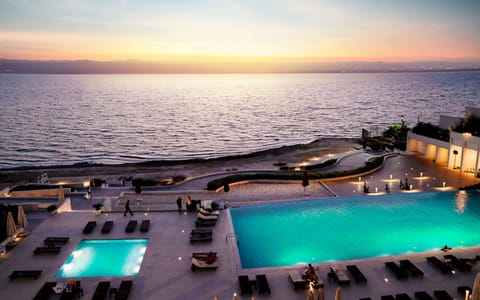 2 outdoor pools