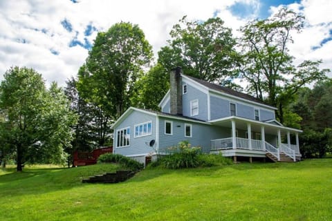 Cloverleaf Farm gracious and classic exterior.