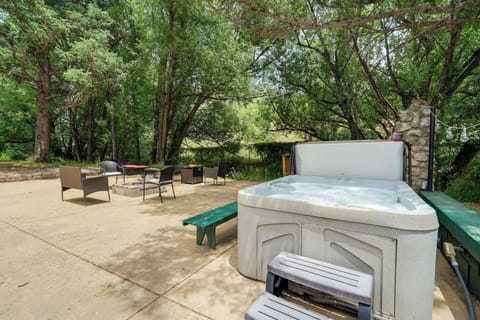 Hot tub and fire pit right next to the creek under beautiful trees