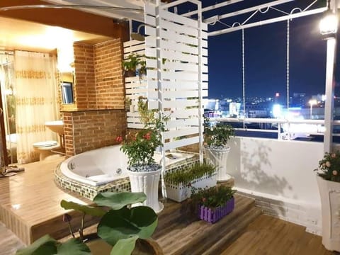 Suite | Bathroom | Free toiletries, hair dryer, slippers, towels