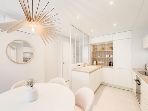 Vue de la cuisine et de la table à manger