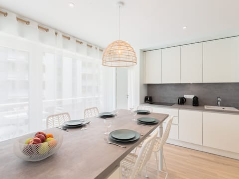 Vue de la cuisine et de la table à manger