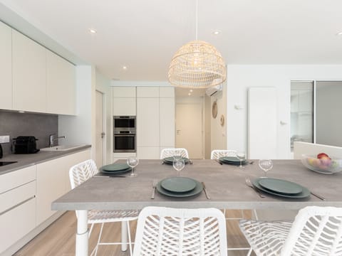 Vue de la cuisine et de la table à manger