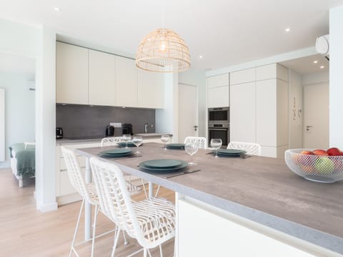 Vue de la cuisine et de la table à manger