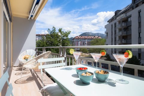 Vue depuis le balcon avec mobilier extérieur