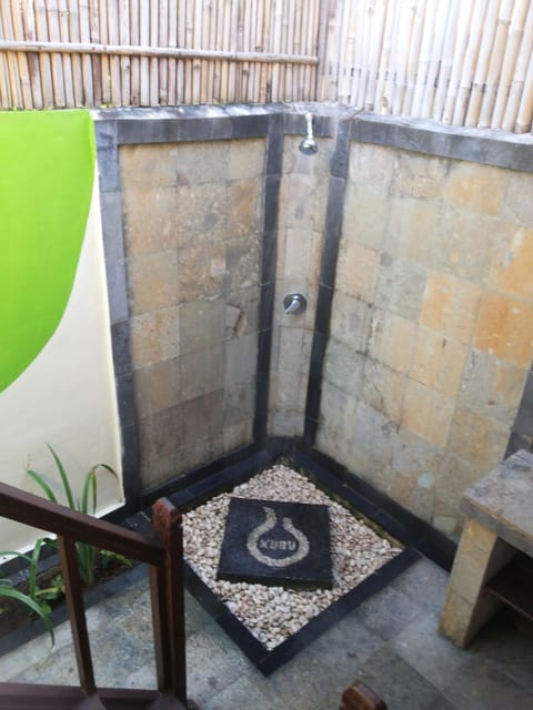 Shower, free toiletries, towels