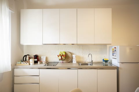 Deluxe Studio | Private kitchen | Espresso maker, coffee/tea maker, electric kettle, dining tables